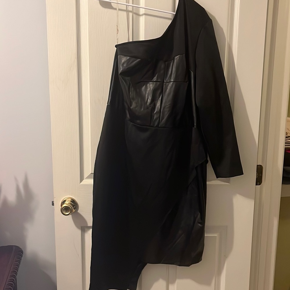 ❤️Monif C A decade of curves Black Asymmetrical black/ faux leather dress
